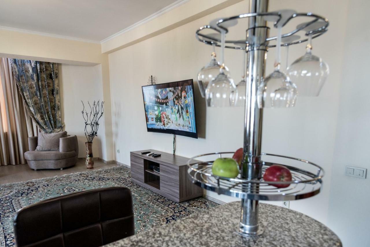 Spacious&cozy apartment in Bishkek center Zewnętrze zdjęcie